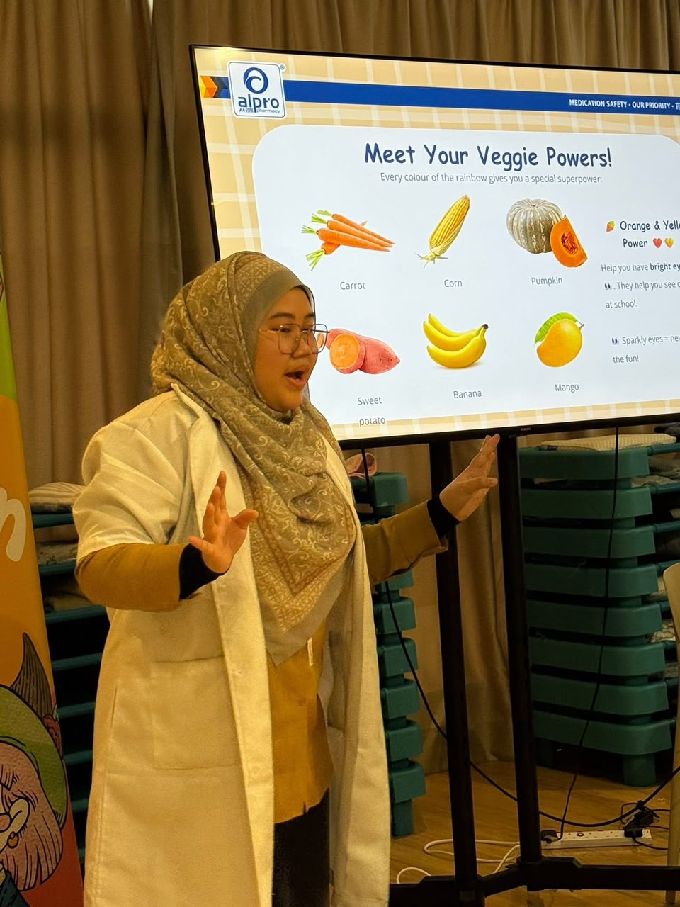 Guest speaker introducing colourful vegetables to Little Owl children