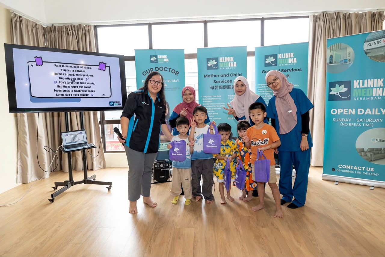 Little Owl children with guest visitors during a hands-on session